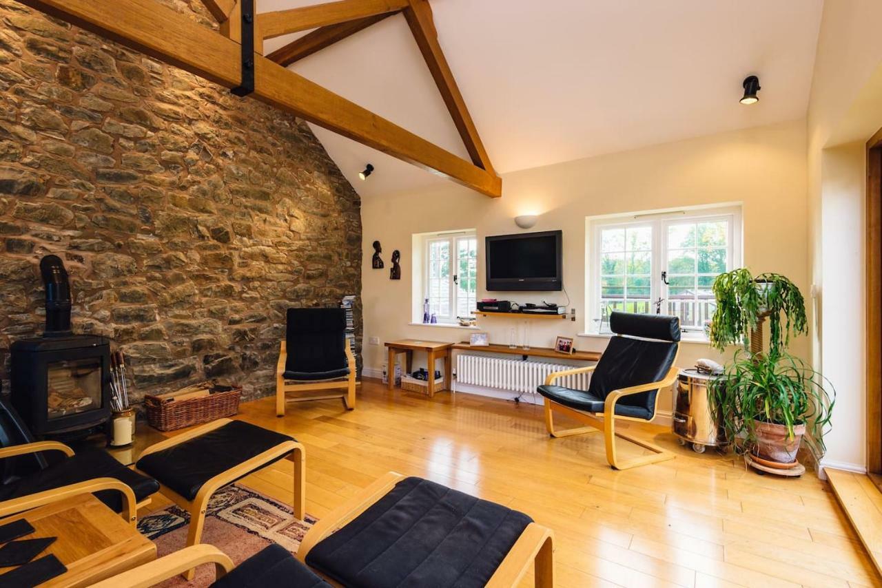 Mid-Wales Farmhouse, Swimming Pool, Tranquil Countryside Views, Sleeps 14 Meifod Exterior foto