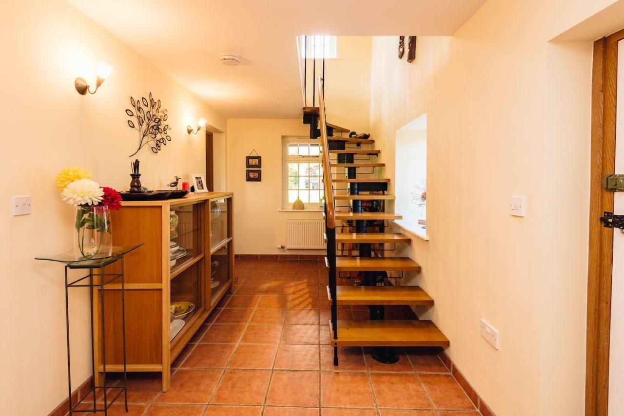 Mid-Wales Farmhouse, Swimming Pool, Tranquil Countryside Views, Sleeps 14 Meifod Exterior foto